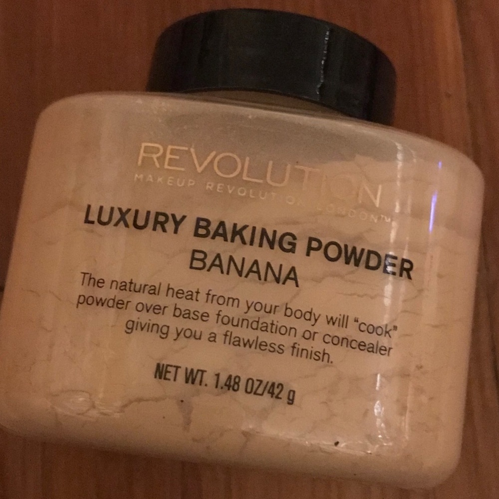 Makeup Revolution loose baking powder in Banana